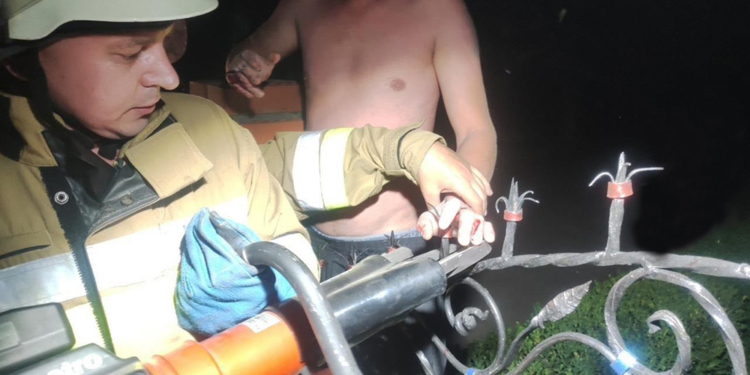 Хотів перелізти через паркан і «наколов» себе на залізний елемент: чоловіка визволяли рятувальники Миколаївщини (ФОТО)