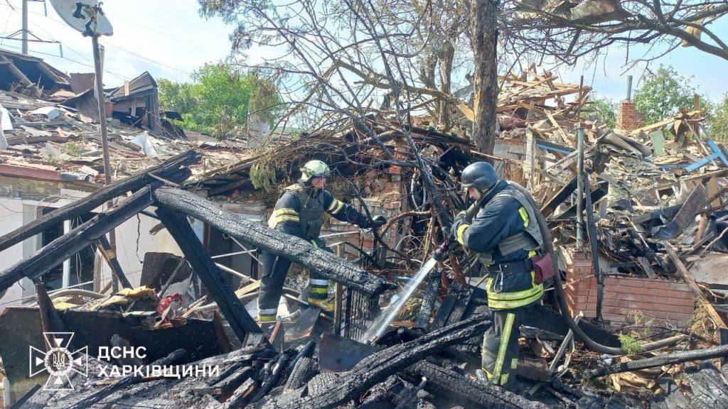 Росіяни знов атакували Харків КАРами: внаслідок ударів по цивільній інфраструктурі сталися руйнації та пожежа, є загиблий і постраждалі (ФОТО) 2