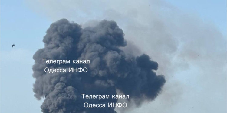 В Одесі приліт, на місці вибуху масштабна пожежа (ФОТО, ВІДЕО)