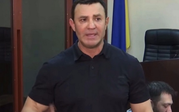 Каже, що був взірцем і прийшов допомагати народу. Поки Тищенку обирають запобіжний захід, петиція щодо позбавлення його нардепських повноважень стрімко набирає голоси (ВІДЕО)
