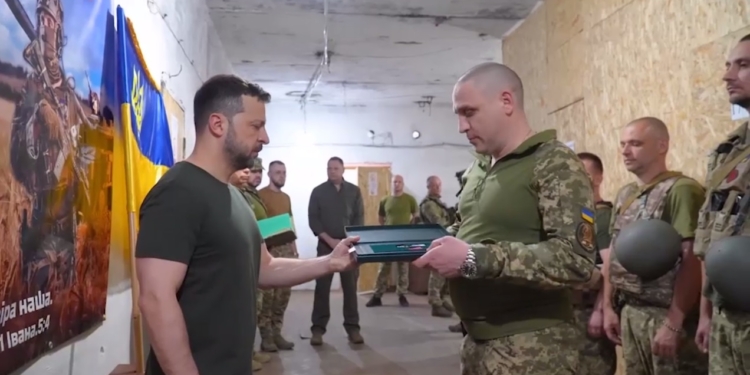 На Донеччині Зеленський відзначив нагородами бійців трьох бригад (ВІДЕО)