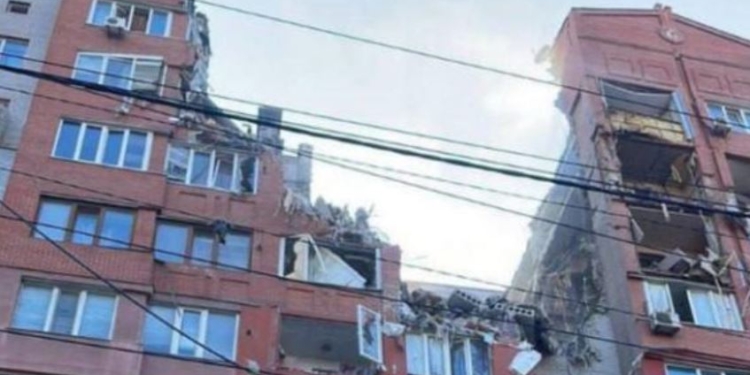 Російська ракета поцілила в 9-поверхівку в Дніпрі (ФОТО, ВІДЕО)