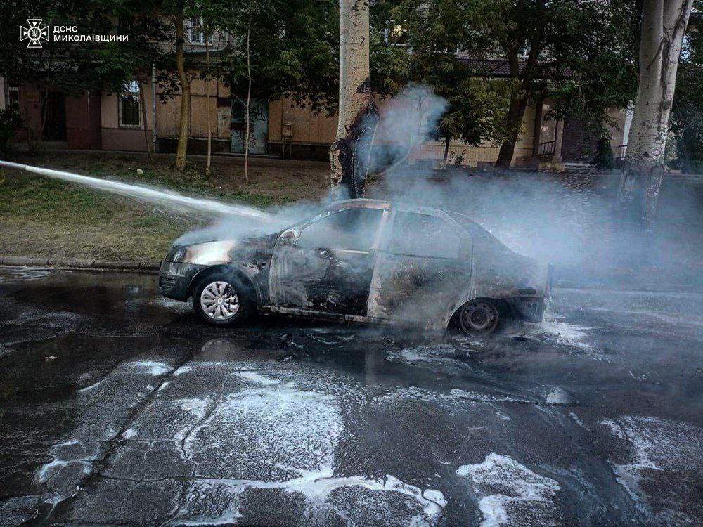 Зранку в Миколаєві загорівся і згорів Renault Logan (ФОТО) 1