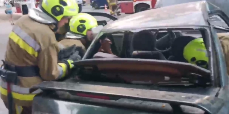 В центрі Миколаєва в ДТП постраждали 6 людей, зокрема, 2 дитини. Одного постраждалого деблокували рятувальники (ВІДЕО)