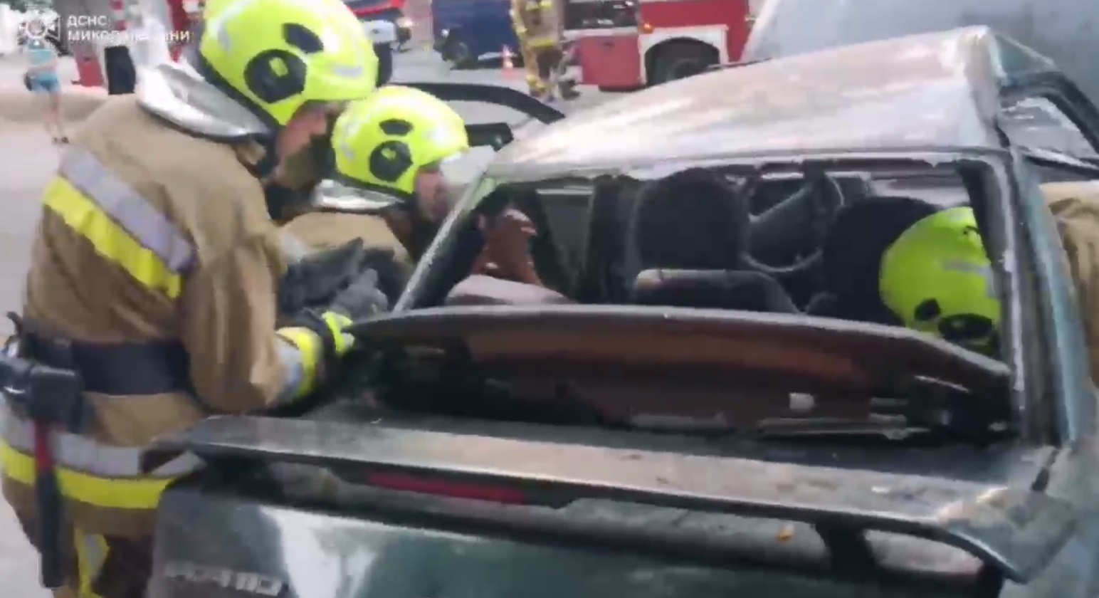 В центрі Миколаєва в ДТП постраждали 6 людей, зокрема, 2 дитини. Одного постраждалого деблокували рятувальники (ВІДЕО)