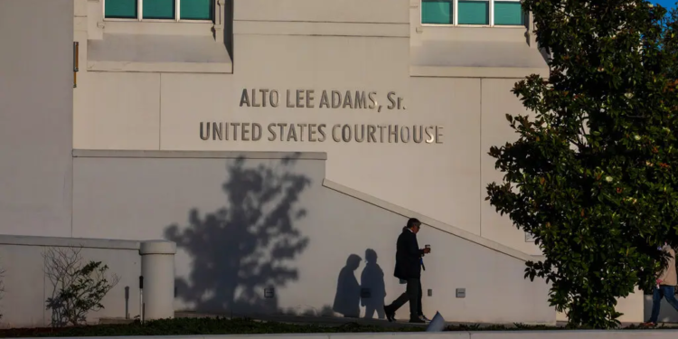 Розгляд справ Трампа затягують. Дотягнуть до виборів?