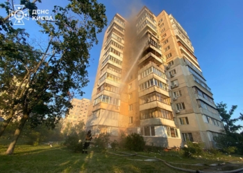 Ворожа атака на Київ: пожежу у висотці, спричинену падінням уламків, ліквідовано, у п’ятьох жінок – гостра реакція на стрес (ФОТО)