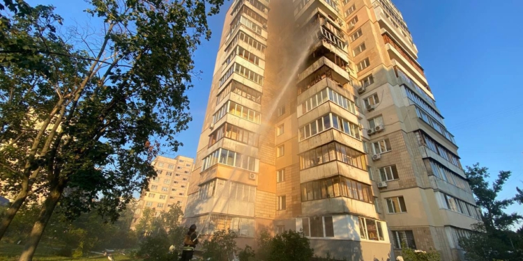 Ворожа атака на Київ: пожежу у висотці, спричинену падінням уламків, ліквідовано, у п’ятьох жінок – гостра реакція на стрес (ФОТО)