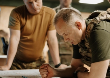 Сирський побував на Харківському та Купянському напрямках та назвав головну задачу ЗСУ в Вовчанську