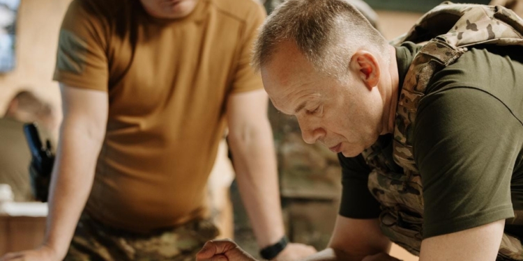 Сирський побував на Харківському та Купянському напрямках та назвав головну задачу ЗСУ в Вовчанську