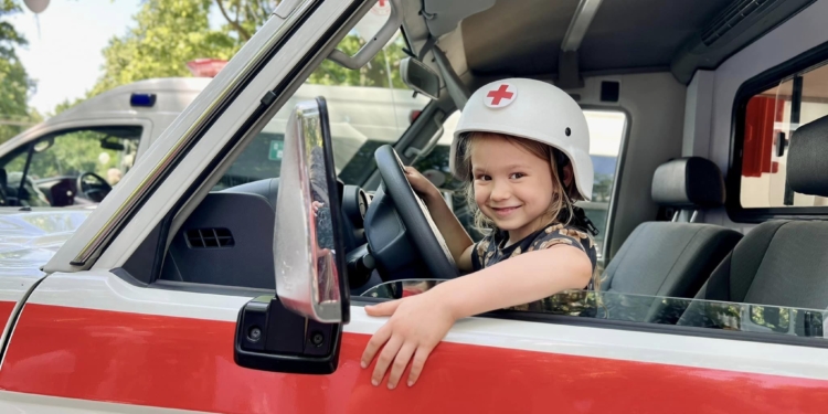 Не тільки творчість, а й корисні навички: у Миколаєві МОО Товариства Червоного Хреста влаштувала свято для дітей (ФОТО)