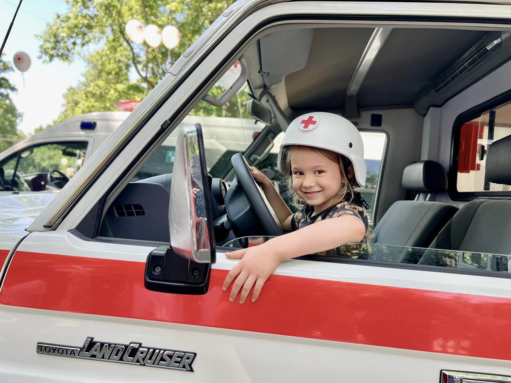 Не тільки творчість, а й корисні навички: у Миколаєві МОО Товариства Червоного Хреста влаштувала свято для дітей (ФОТО)