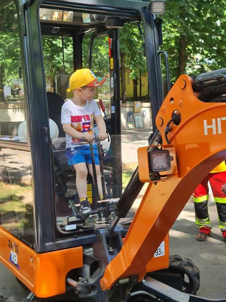 Не тільки творчість, а й корисні навички: у Миколаєві МОО Товариства Червоного Хреста влаштувала свято для дітей (ФОТО) 28