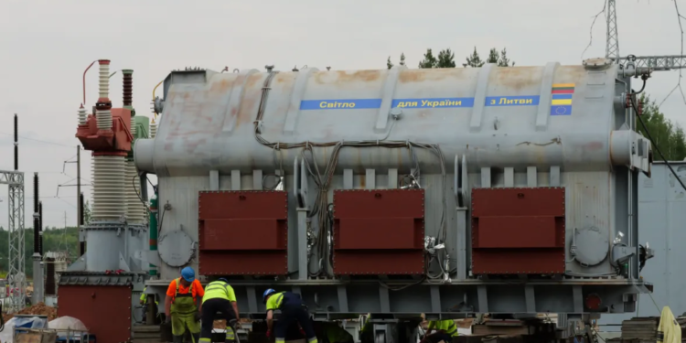 Литовська компанія передала Україні обладнання для ЛЕП для відновлення пошкодженої енергоінфраструктури