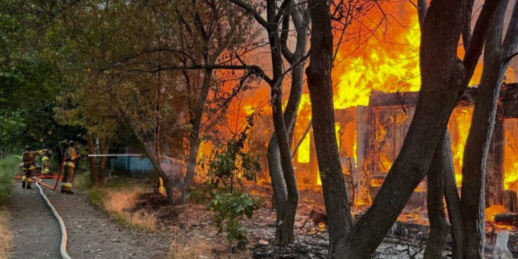 Ворог з Кінбурнської коси обстріляв Очаків – горіла база відпочинку (ФОТО, ВІДЕО)