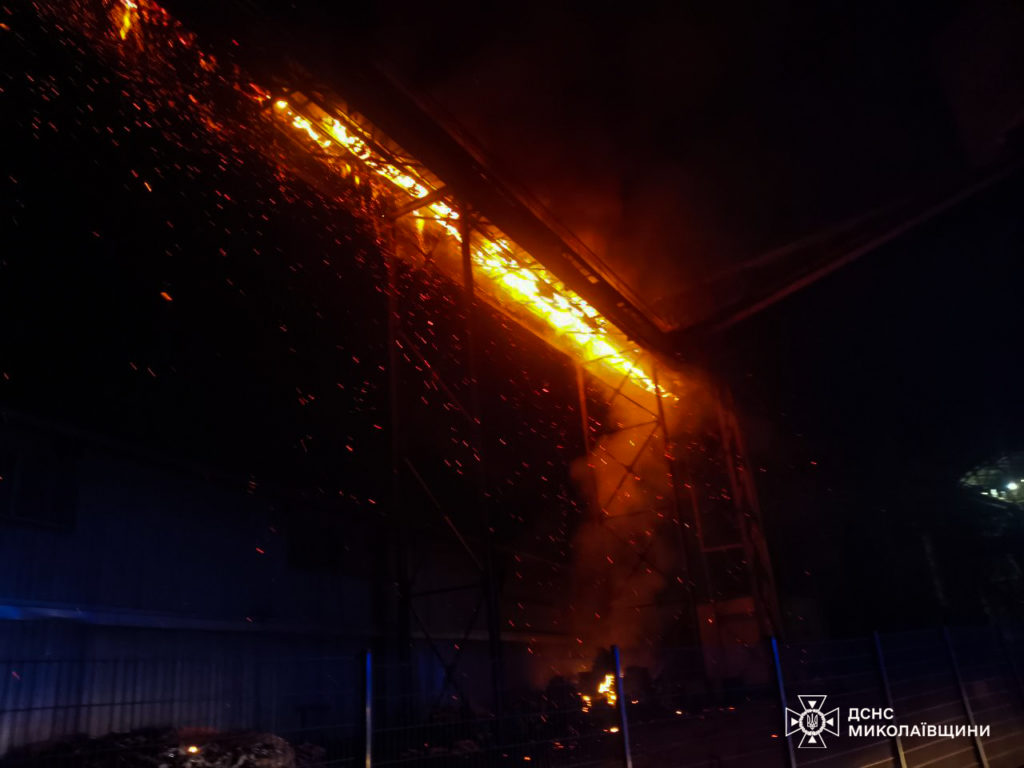 Вночі у Миколаєві гасили пожежу на підприємстві (ФОТО) 4