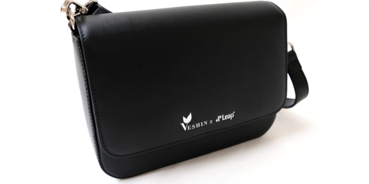 Нічого зайвого. Сидр направо, відходи наліво, результат – шикарні сумки з веганської шкіри (ФОТО)