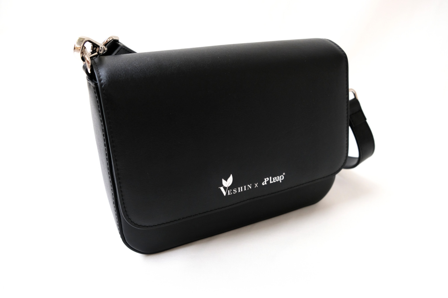 Нічого зайвого. Сидр направо, відходи наліво, результат – шикарні сумки з веганської шкіри (ФОТО)