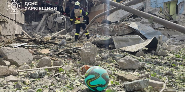 Росіяни знов атакували Харків КАРами: внаслідок ударів по цивільній інфраструктурі сталися руйнації та пожежа, є загиблий і постраждалі (ФОТО)