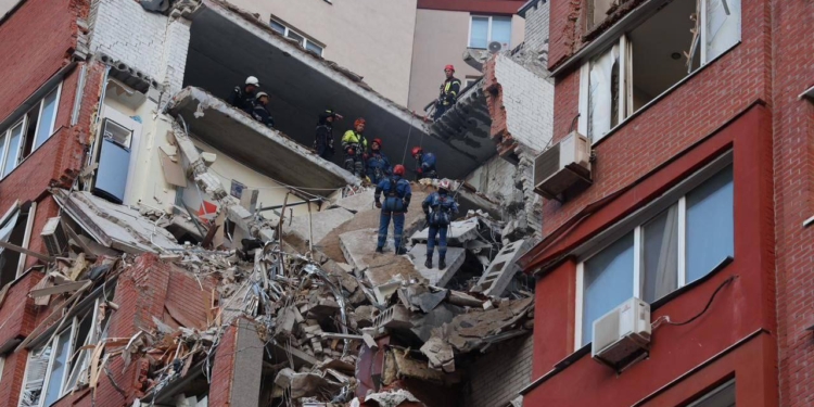 В Дніпрі внаслідок ракетного удару по 9-поверхівці й загиблий, 12 поранених. Пошук триває (ФОТО)