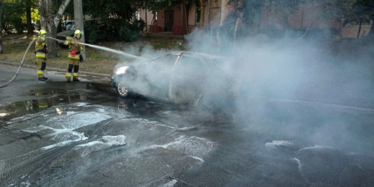 Зранку в Миколаєві загорівся і згорів  Renault Logan (ФОТО)