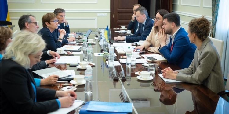 Мінекономіки через брак робочих рук хоче перенавчати жінок на чоловічі професії