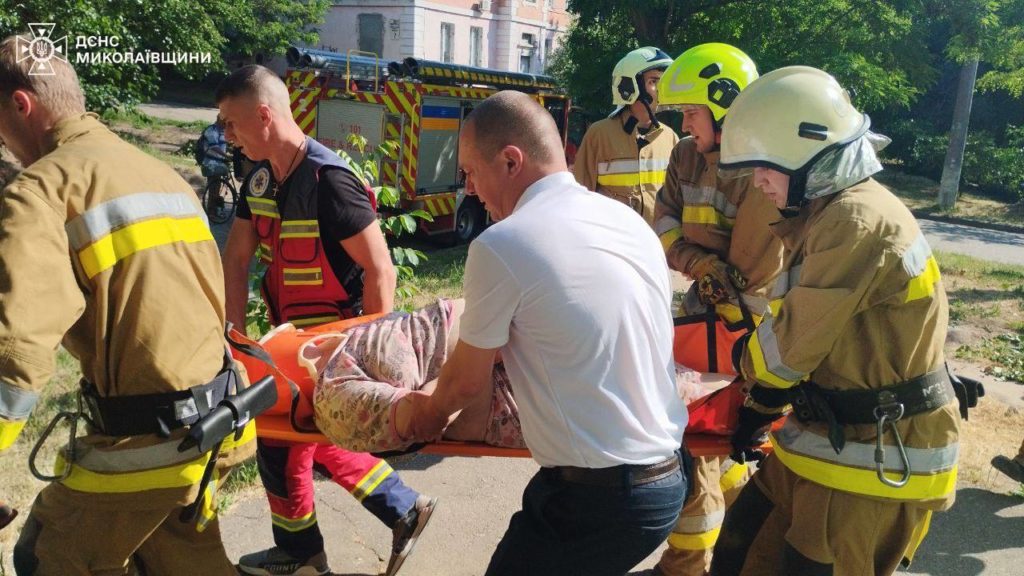 У Миколаїві обвалився балкон 2-поверхового будинку - разом з ним впала жінка (ФОТО) 4