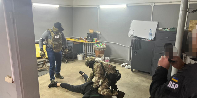 У Вінниці документами на виїзд торгував син посадовця ТЦК – по $20 тис. за пакет (ФОТО, ВІДЕО)