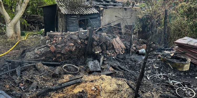 На Миколаївщині гасили господарчу споруду, дах літньої кухні та ВАЗ-2105 (ФОТО)