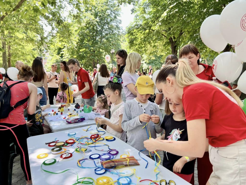 Не тільки творчість, а й корисні навички: у Миколаєві МОО Товариства Червоного Хреста влаштувала свято для дітей (ФОТО) 4