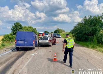 На Миколаївщині в ДТП загинув водій Opel Astra, 4 ушпиталені, серед них 2 – діти (ОТО)