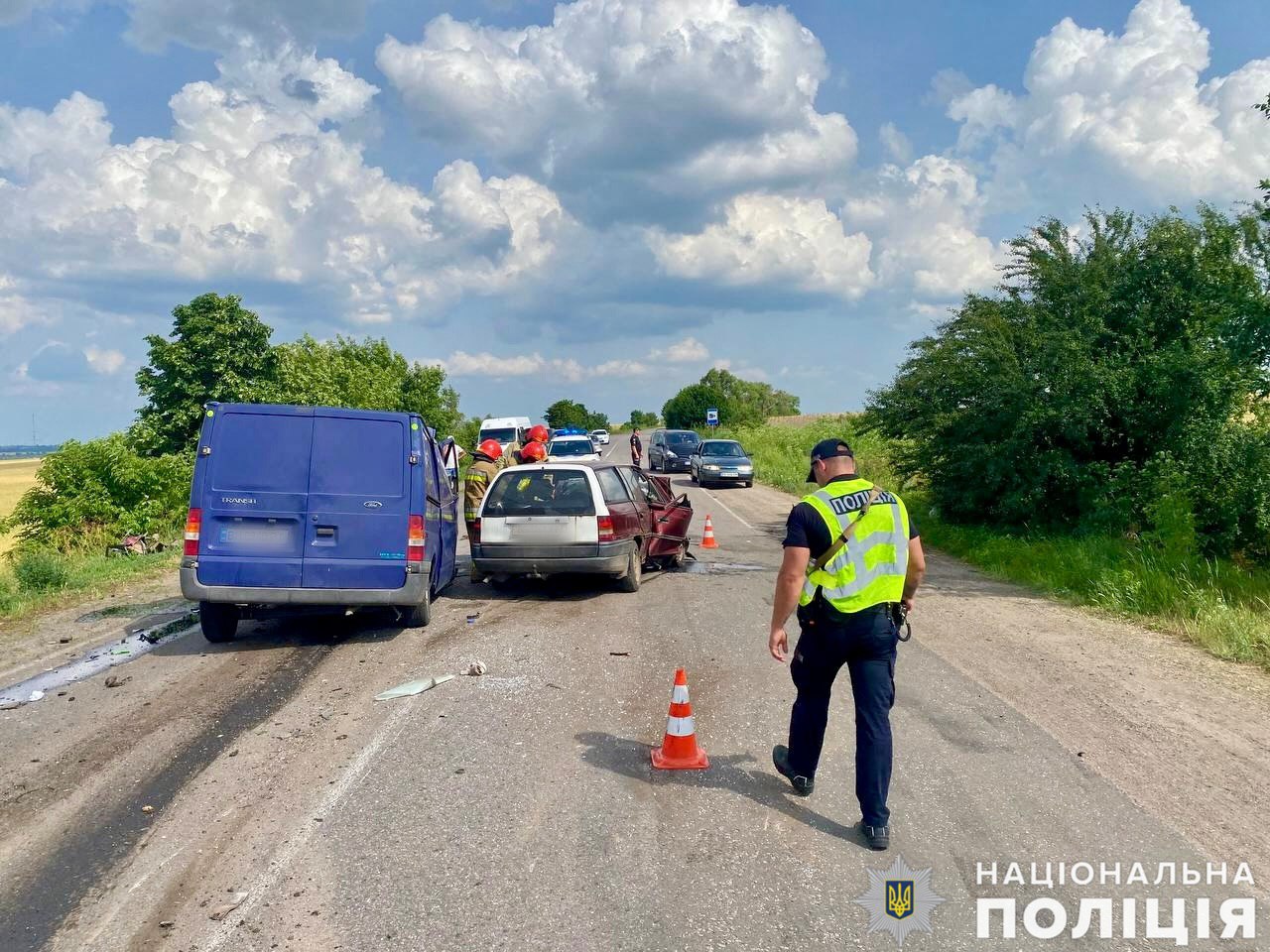 На Миколаївщині в ДТП загинув водій Opel Astra, 4 ушпиталені, серед них 2 – діти (ОТО)