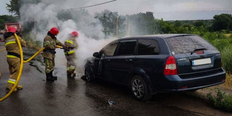 На Миколаївщині на ходу загорівся Chevrolet Lacetti (ФОТО)