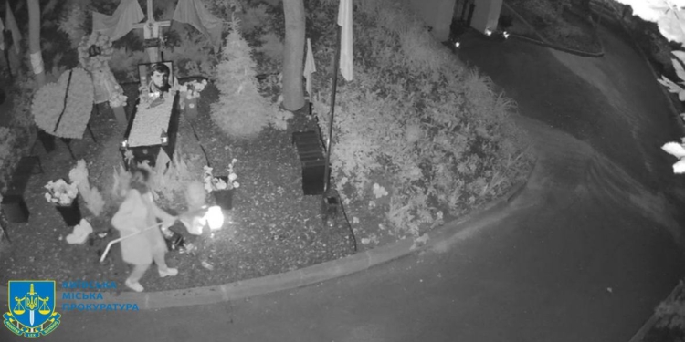 Зранку в Києві невідома жінка потрощила могили захисників «Да Вінчі», «Джуса» і Павла Петриченка (ФОТО)