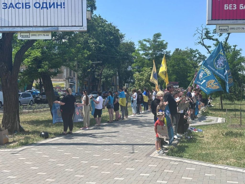 У Миколаєві відбулася чергова мирна акція-нагадування про полонених військовослужбовців (ФОТО) 5