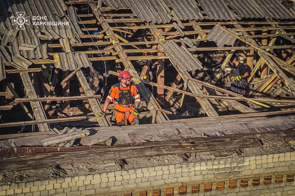 У Харкові рятувальники ліквідували наслідки російського удару по житловій 5-поверхівці і назвали точну кількість загиблих та постраждалих (ФОТО) 6