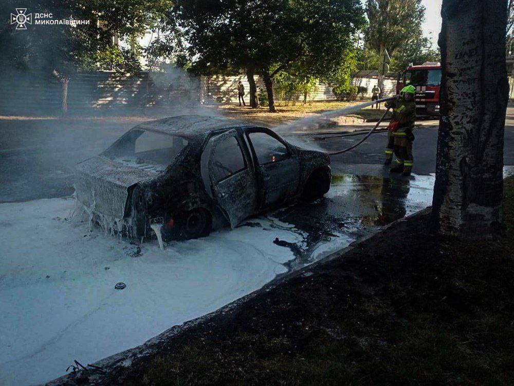 Зранку в Миколаєві загорівся і згорів Renault Logan (ФОТО) 5