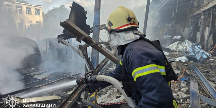 У Харкові ліквідовано пожежу на місці влучання російського КАБа, кількість постраждалих збільшилась до 10 (ФОТО)