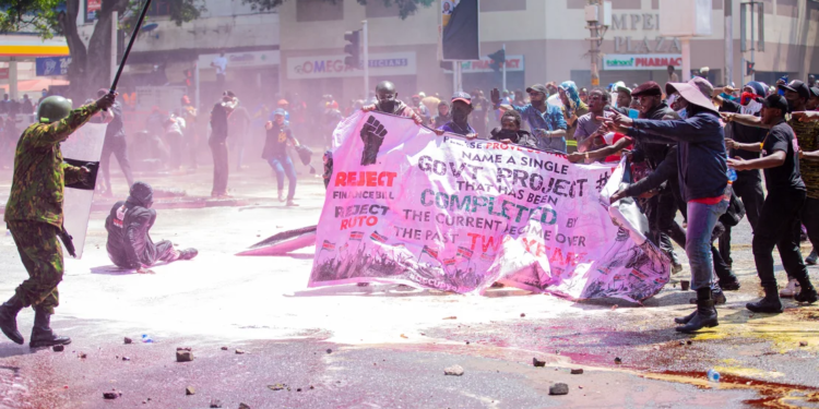 У Кенії через податки почались масові протести – горять держустанови, поліція відкрила вогонь, постраждала сестра Обами (ФОТО, ВІДЕО)