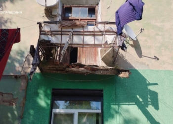 У Миколаїві обвалився балкон 2-поверхового будинку – разом з ним впала жінка (ФОТО)