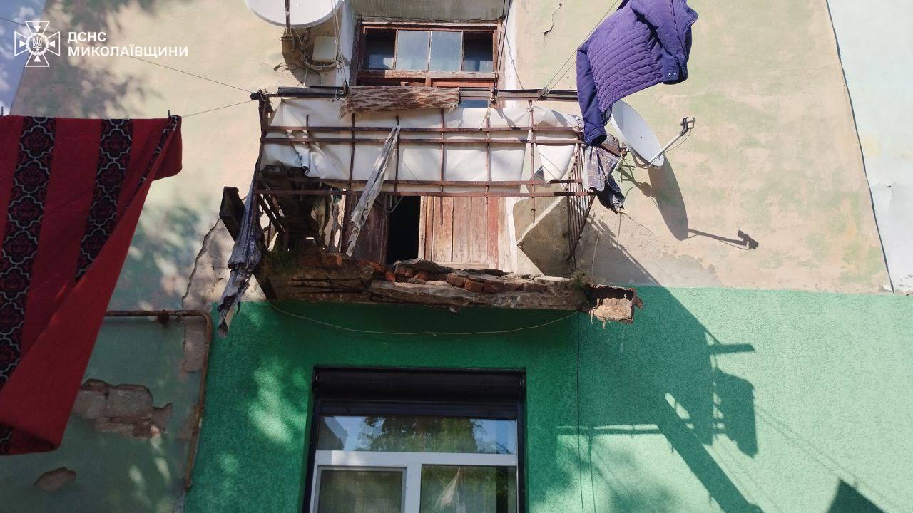У Миколаїві обвалився балкон 2-поверхового будинку – разом з ним впала жінка (ФОТО)
