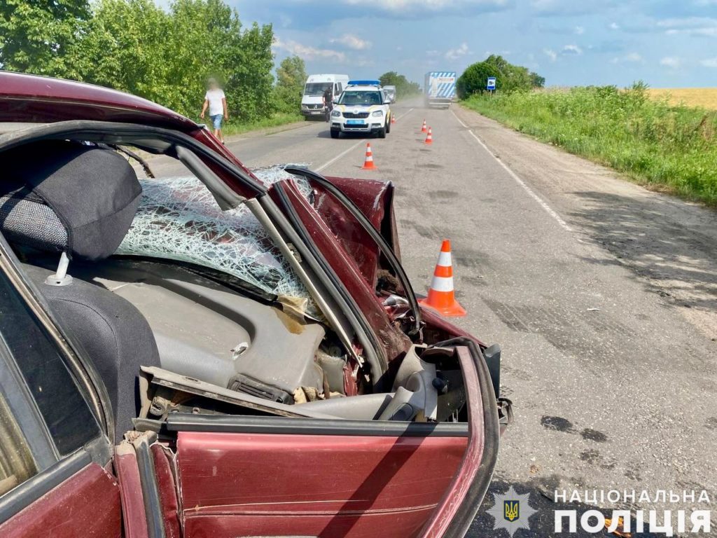 На Миколаївщині в ДТП загинув водій Opel Astra, 4 ушпиталені, серед них 2 - діти (ОТО) 6