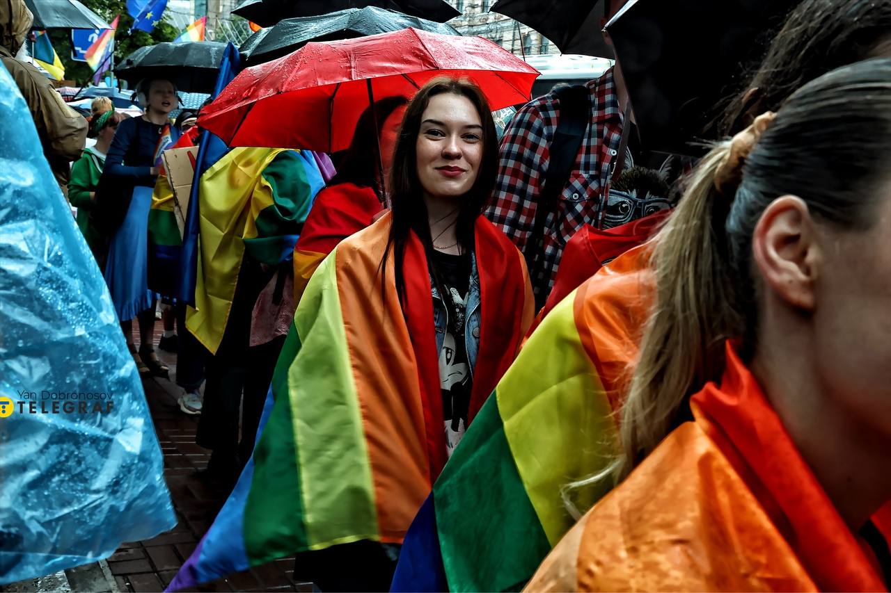 У Києві вперше від початку війни пройшов ЛГБТ-марш – з військовими і протестом (ФОТО, ВІДЕО)