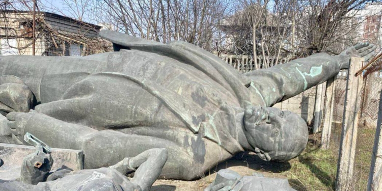 В Запоріжжі продадуть пам’ятник Леніну. Хочуть 10-15 млн.грн. (ФОТО)