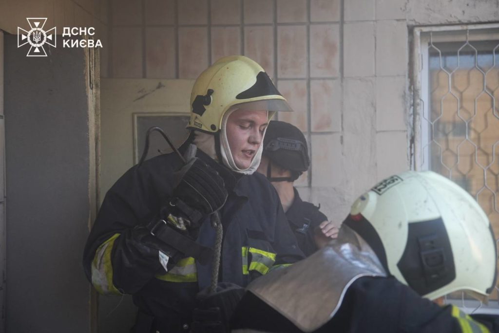 Ворожа атака на Київ: пожежу у висотці, спричинену падінням уламків, ліквідовано, у п'ятьох жінок - гостра реакція на стрес (ФОТО) 7