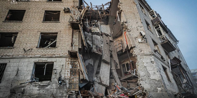 У Харкові рятувальники ліквідували наслідки російського удару по житловій 5-поверхівці і назвали точну кількість загиблих та постраждалих (ФОТО)