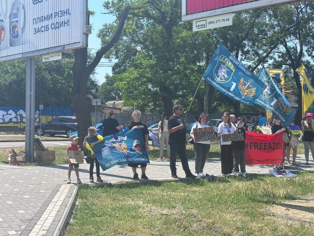 У Миколаєві відбулася чергова мирна акція-нагадування про полонених військовослужбовців (ФОТО) 7