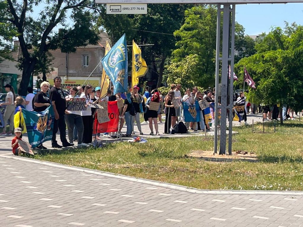 У Миколаєві відбулася чергова мирна акція-нагадування про полонених військовослужбовців (ФОТО) 9