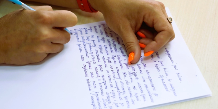 «Миколаївський диктант-2»: містяни під диктовку писали текст миколаївського «кіборга» Олександра Терещенка (ФОТО)