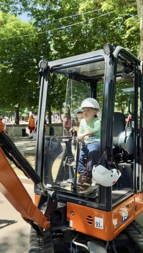 Не тільки творчість, а й корисні навички: у Миколаєві МОО Товариства Червоного Хреста влаштувала свято для дітей (ФОТО) 16